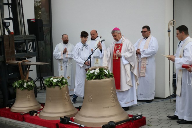 Varaždinski biskup Josip Mrzljak blagoslovio tri nova crkvena zvona u Strahonincu